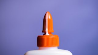 マツエクグルーの代用品はありません